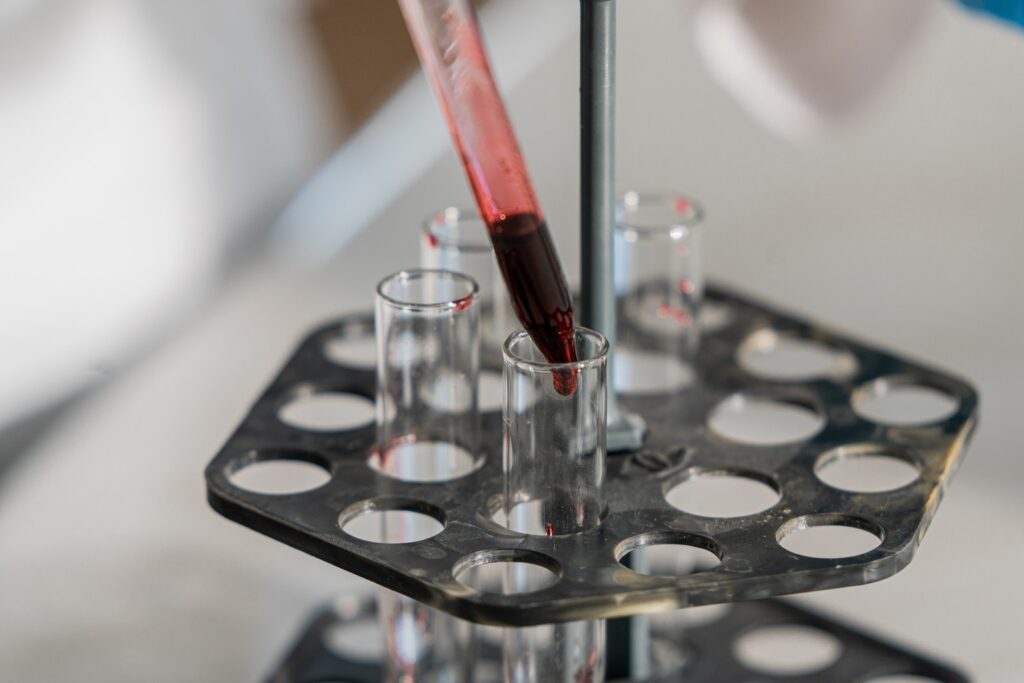 Testglas med farver i laboratorie